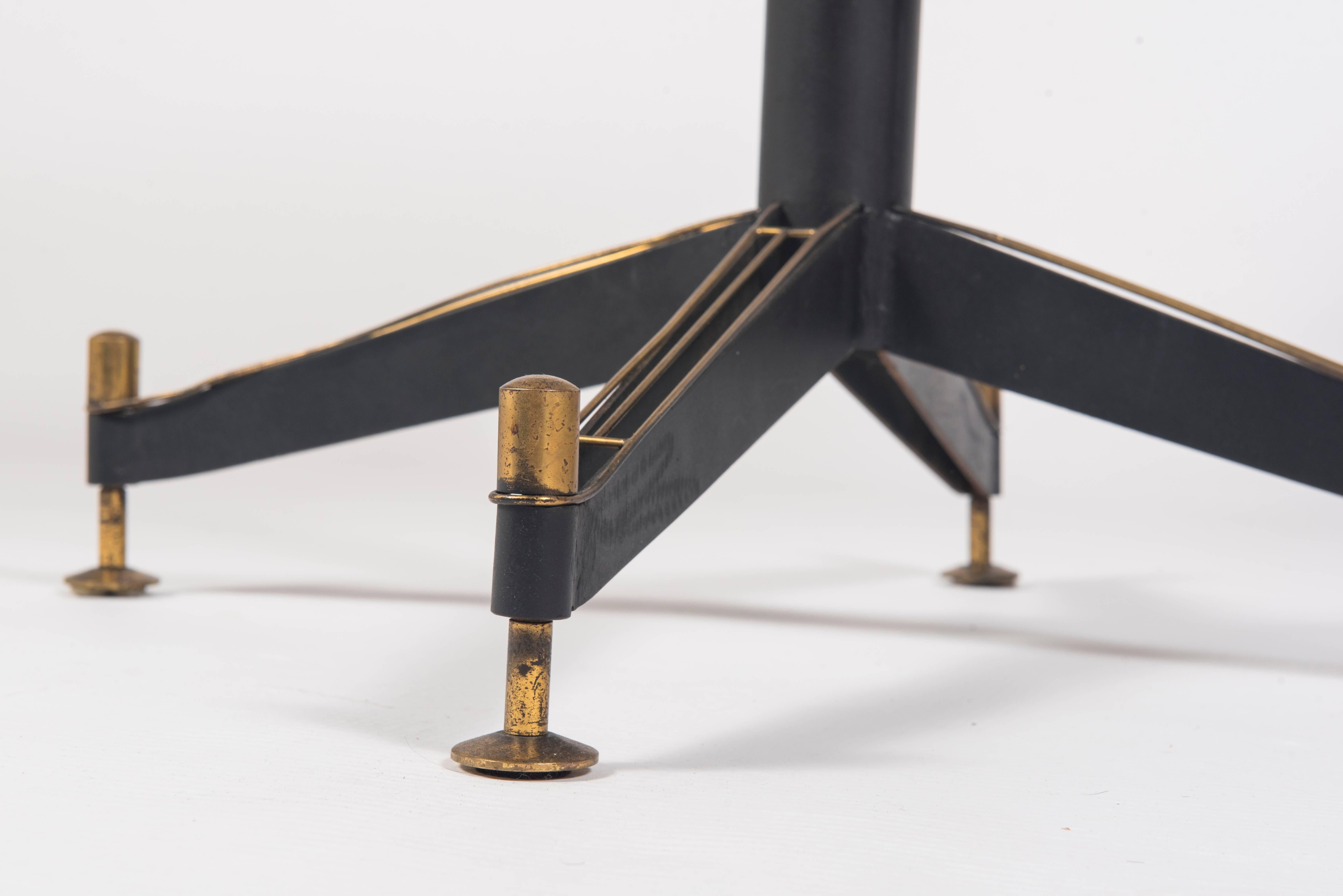 Mid-Century Modern Table centrale italienne en acier et laiton attribuée à Ignazio Gardella
