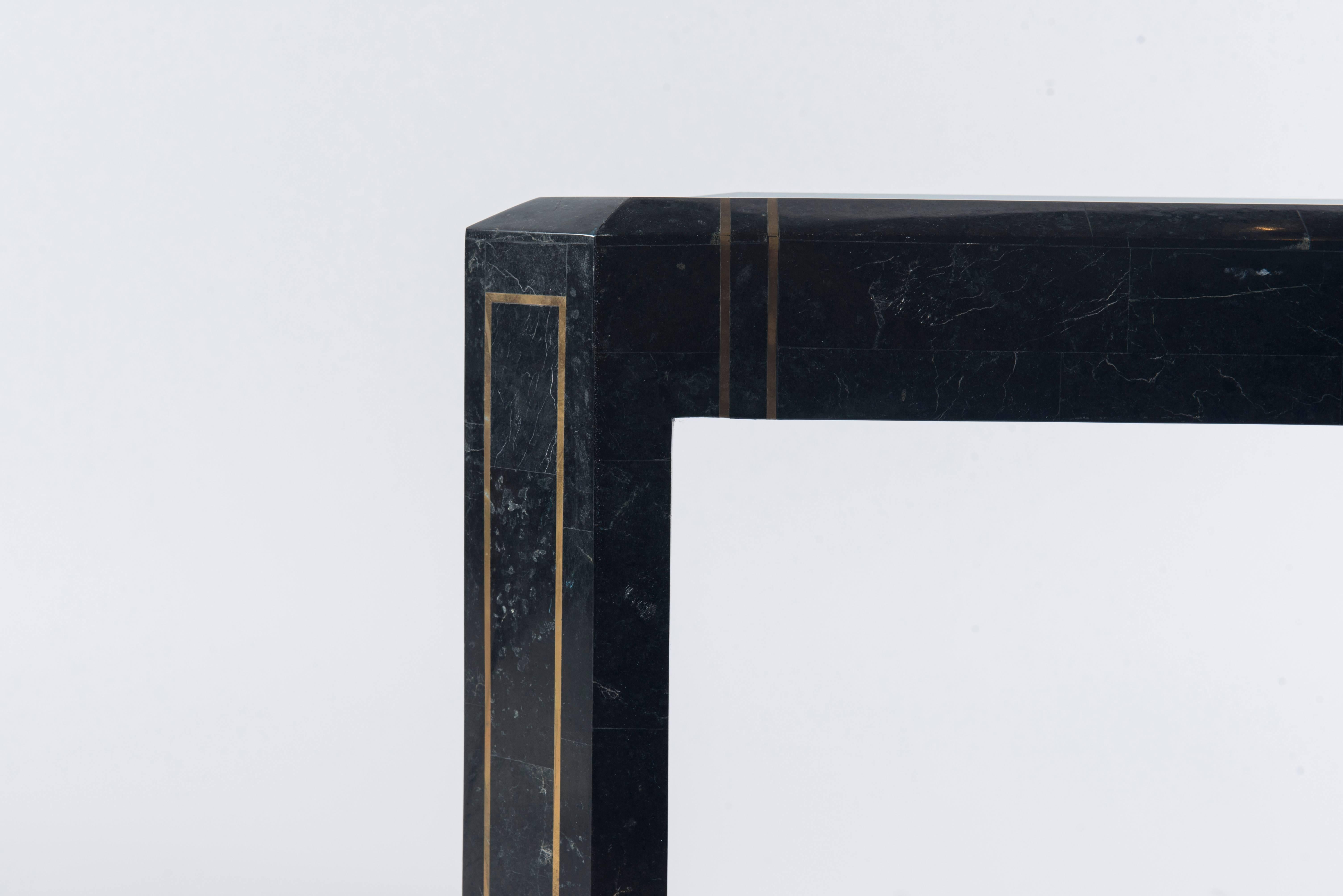 Laiton Table tessellée en marbre noir et laiton en vente