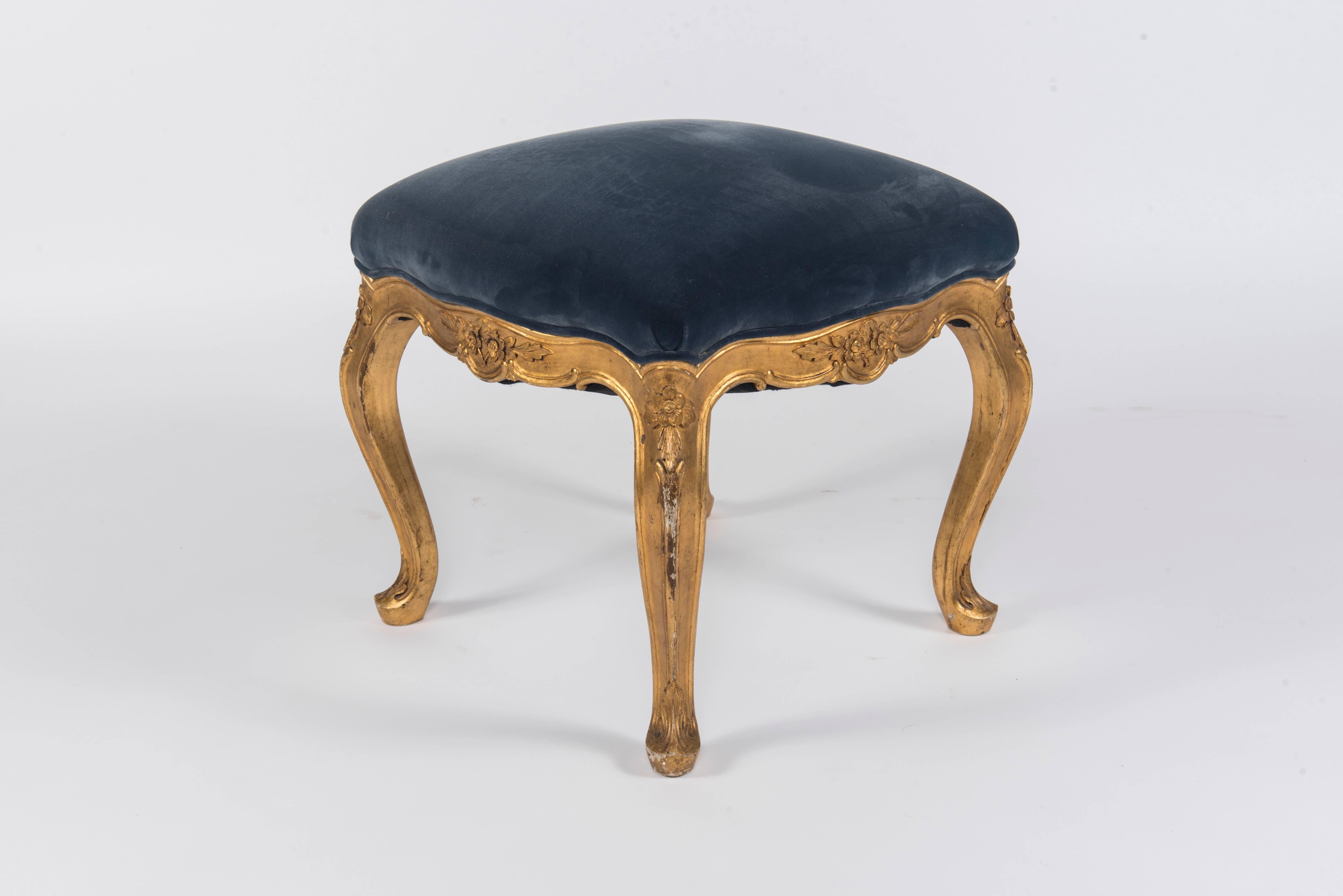 19th Century French Louis XV Style Gilt Wood Ottoman In Excellent Condition In Houston, TX
