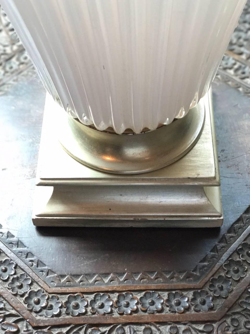 Une lampe vintage en verre opalin blanc rose pâle de Murano avec une base en bois doré argenté et un abat-jour en papier blanc.

Dimensions :
Bases en bois doré argenté 7