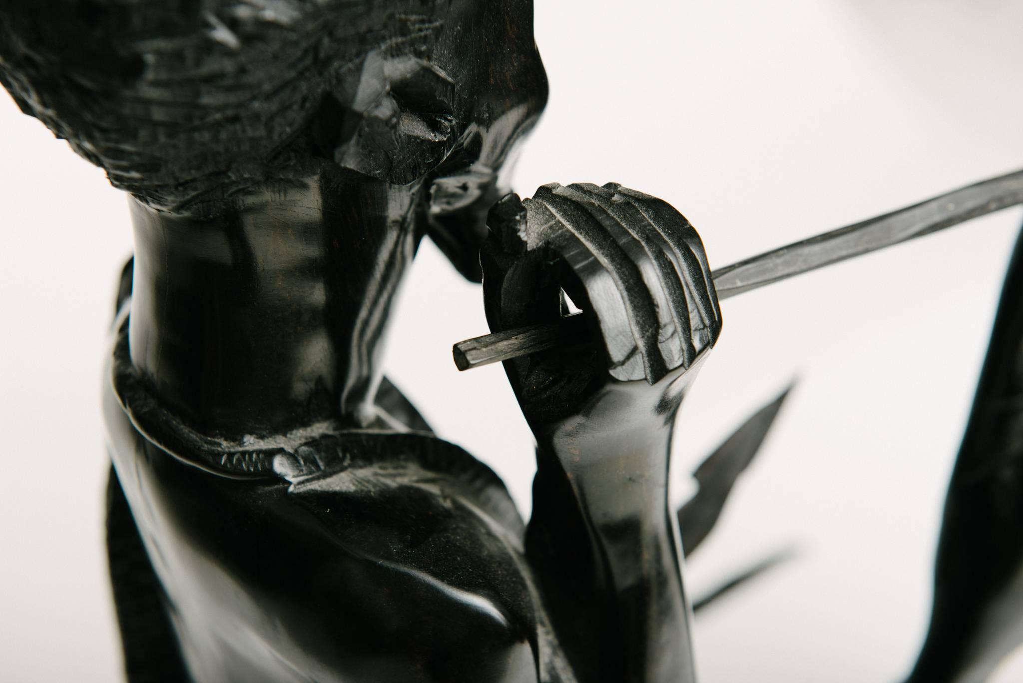 Paire de chasseurs africains sculptés et ébénisés en vente 1