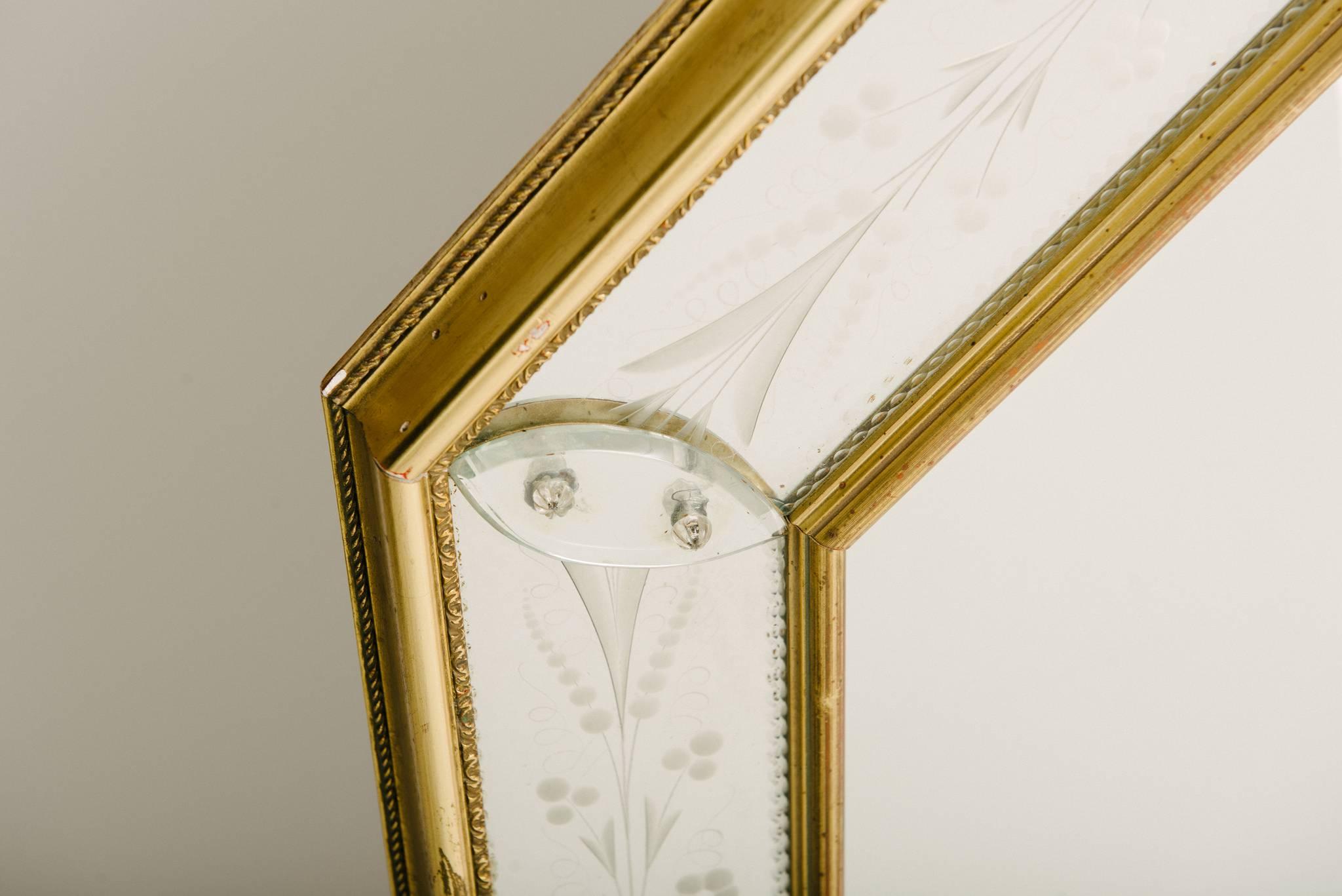 Large octagonal Venetian mirror with giltwood frame. Measures: 52