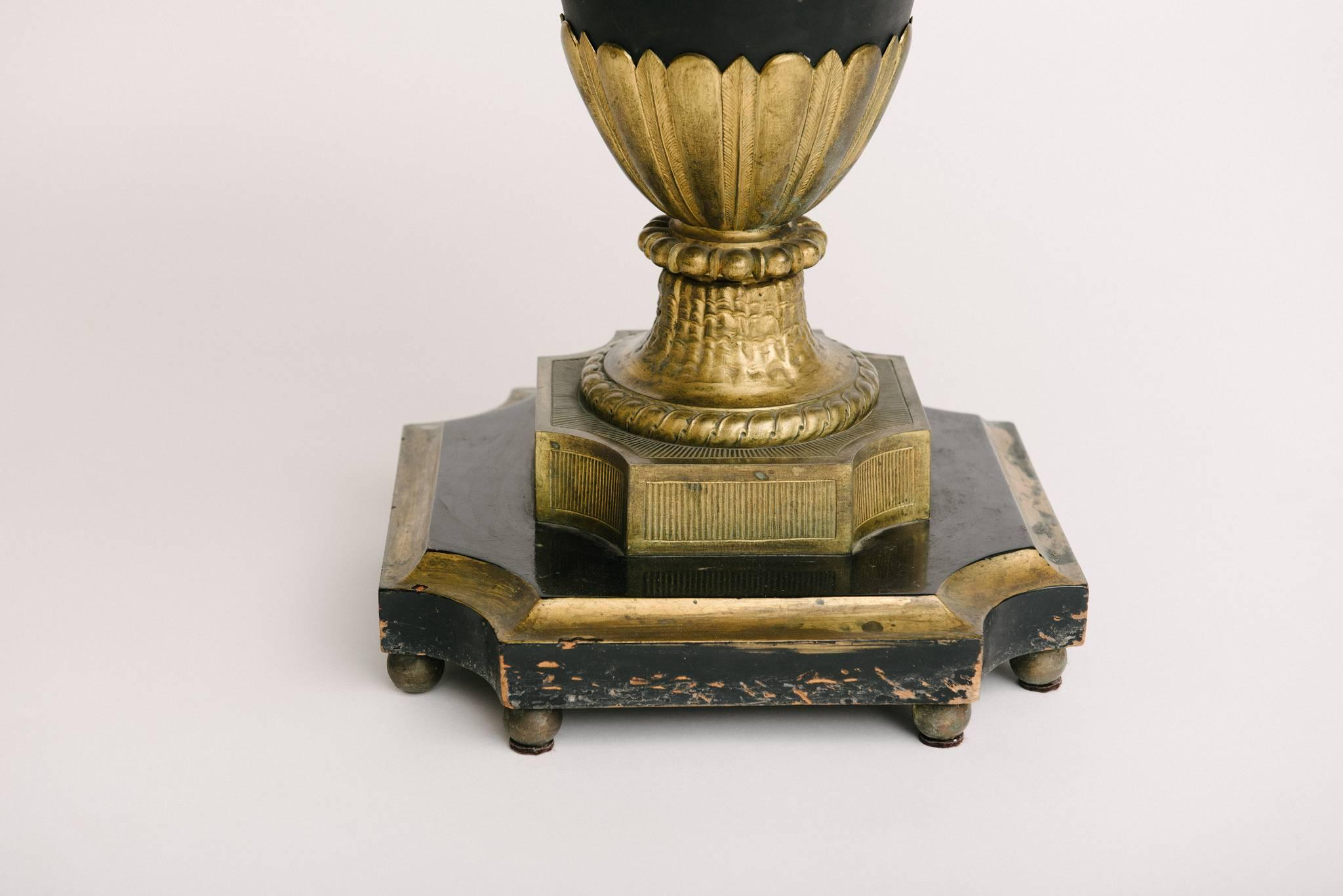 Francese Gueridon in bronzo con testa di ariete del XIX secolo in stile neoclassico in vendita
