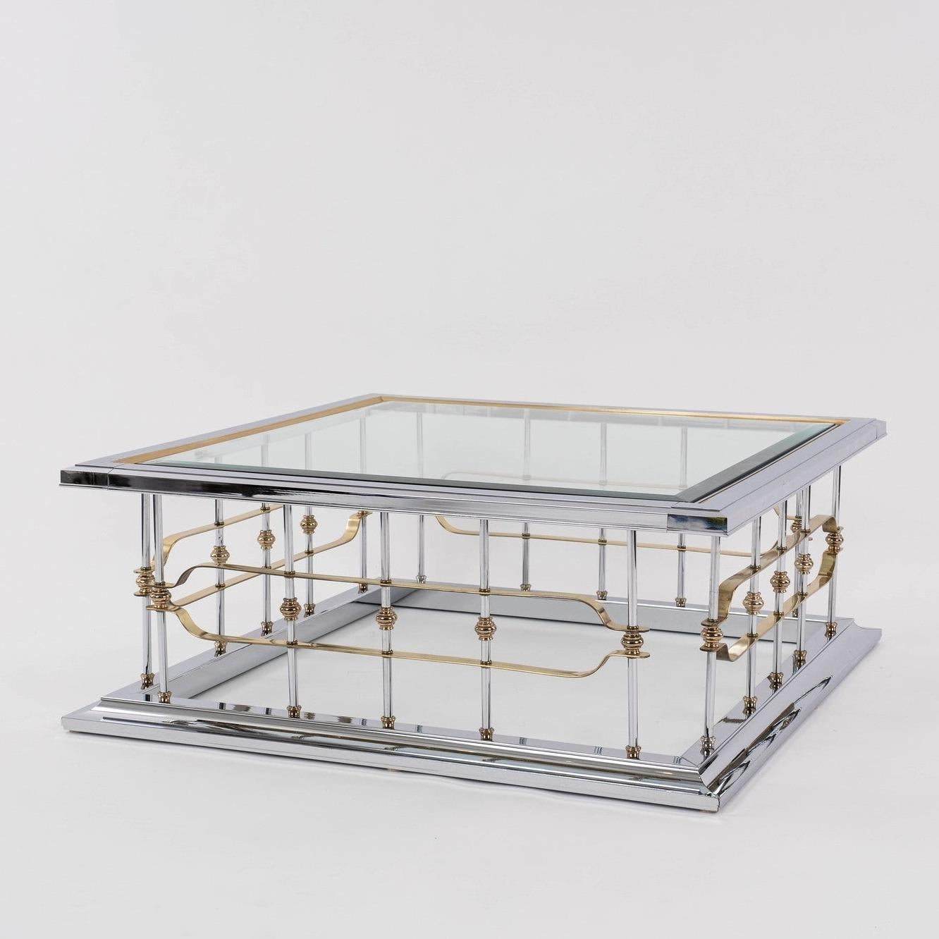 Table de cocktail en chrome et laiton de la fin du 20e siècle dans le style de Romeo Rega, avec des balustres en chrome et des accents en laiton.