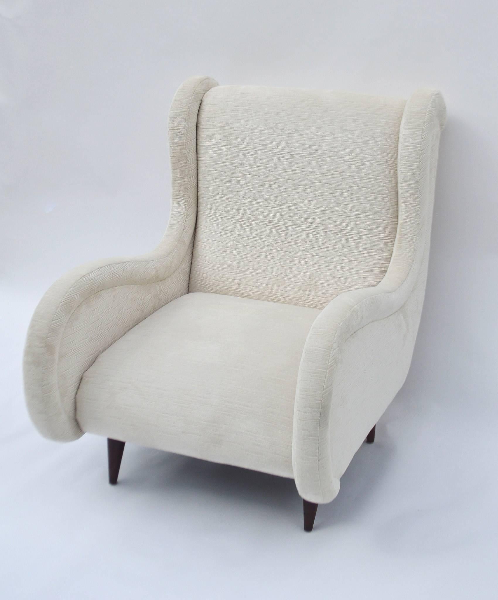 Pair of White Ecru Italian Lounge Chairs In Excellent Condition In Houston, TX