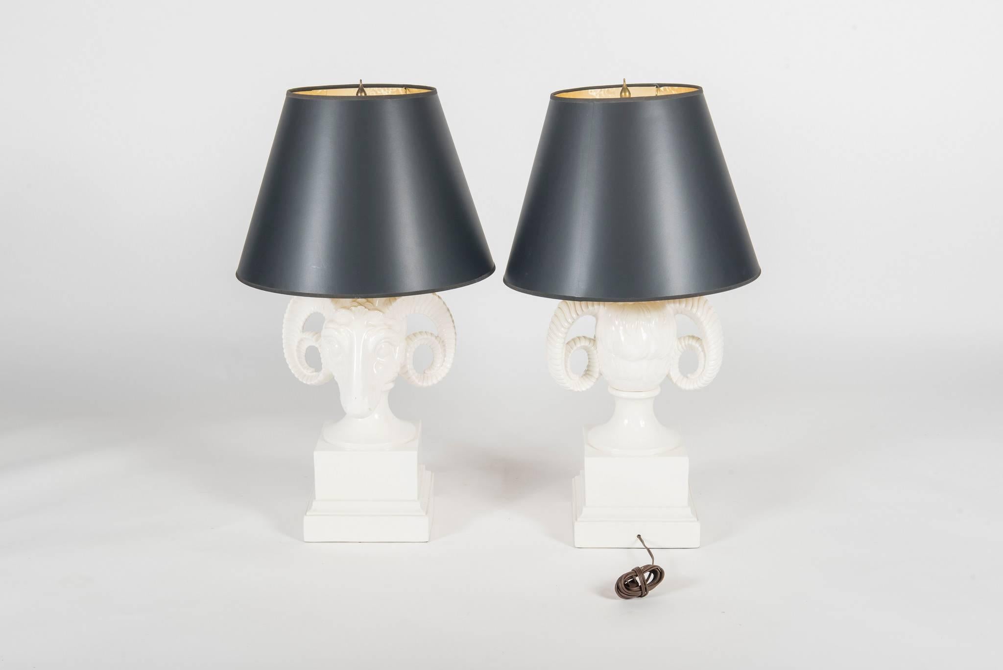 Ein klassisches Vintage-Paar weißer Hollywood Regency Widderkopf-Lampen mit schwarzen Empire-Schirmen. Diese Lampen wurden neu elektrifiziert und entsprechen den UL-Normen.

Lampen können ohne Lampenschirme mit einem Abzug von 200,00 $ verkauft
