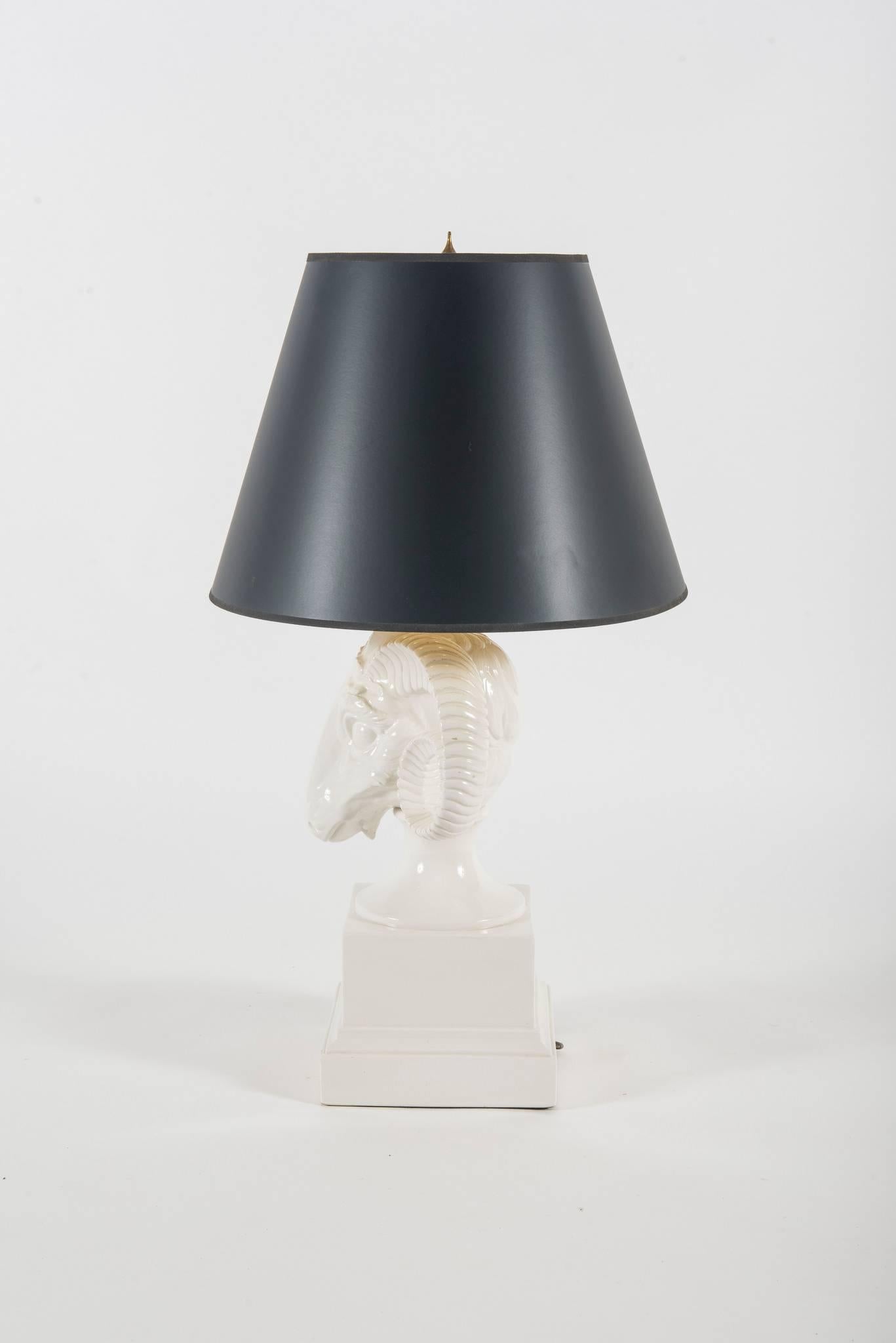 XX secolo Coppia di lampade a testa di ariete bianche Hollywood Regency in vendita