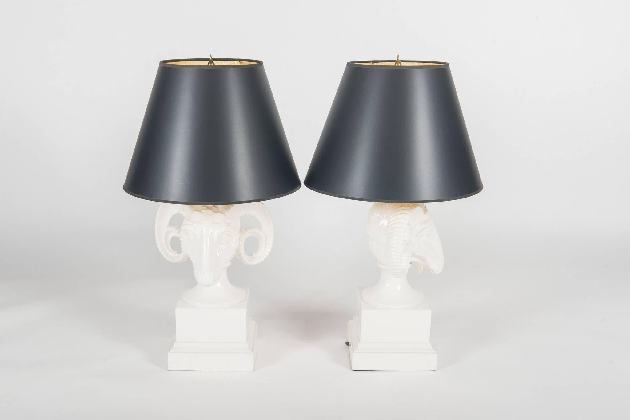 Zwei weiße Widderkopf-Lampen im Hollywood-Regency-Stil (Hollywood Regency) im Angebot
