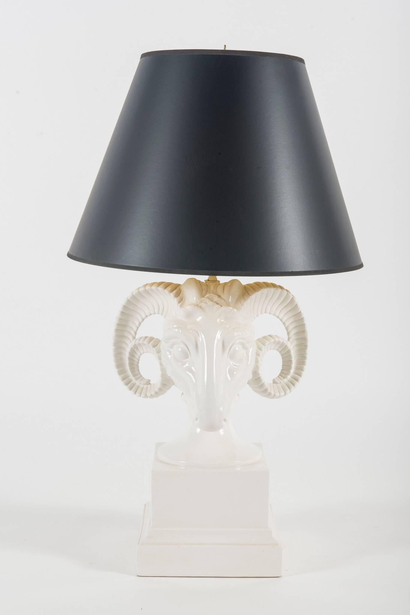 Zwei weiße Widderkopf-Lampen im Hollywood-Regency-Stil (20. Jahrhundert) im Angebot