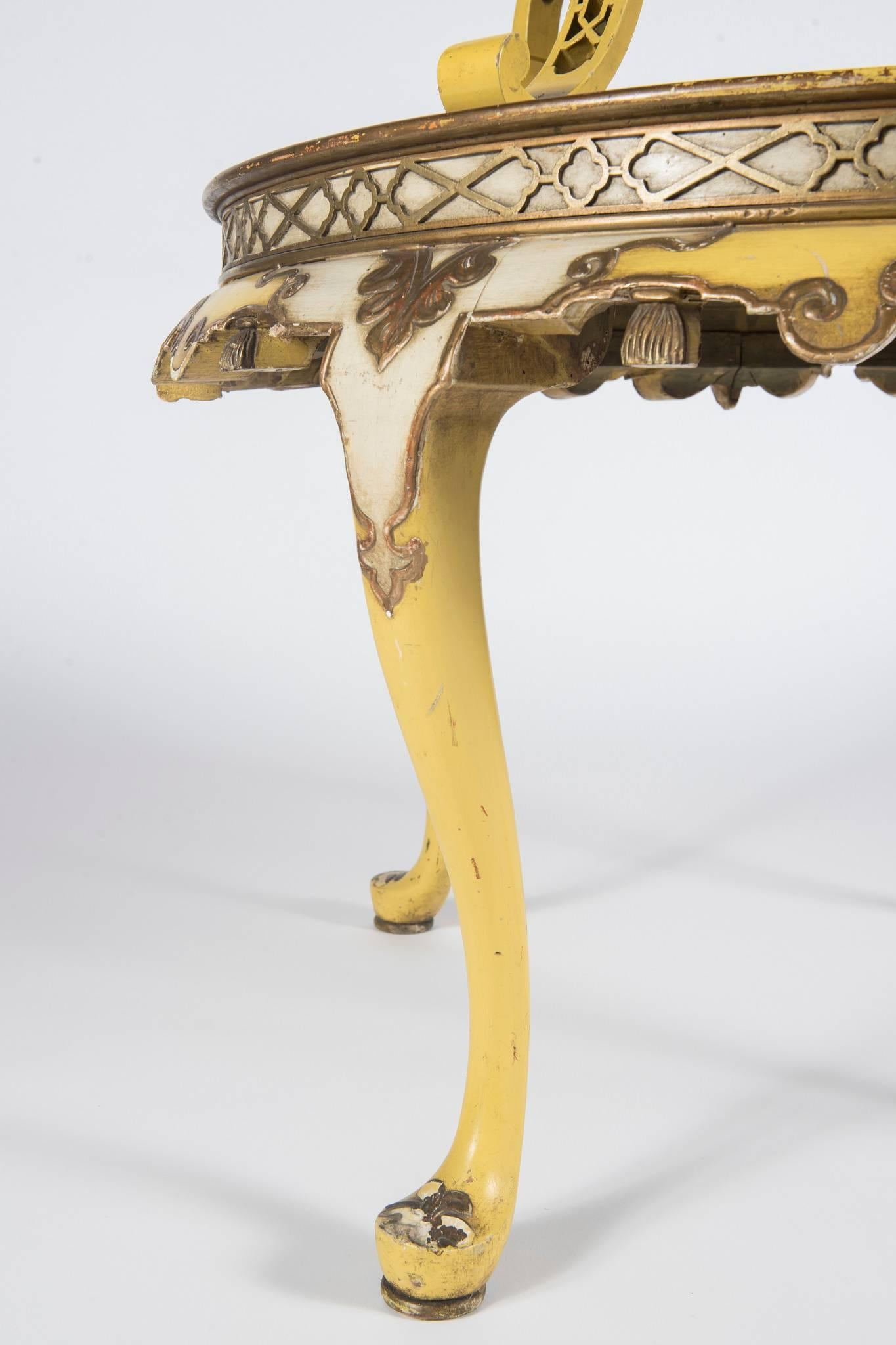 Sculpté Table italienne à deux niveaux de style Chippendale chinois en vente