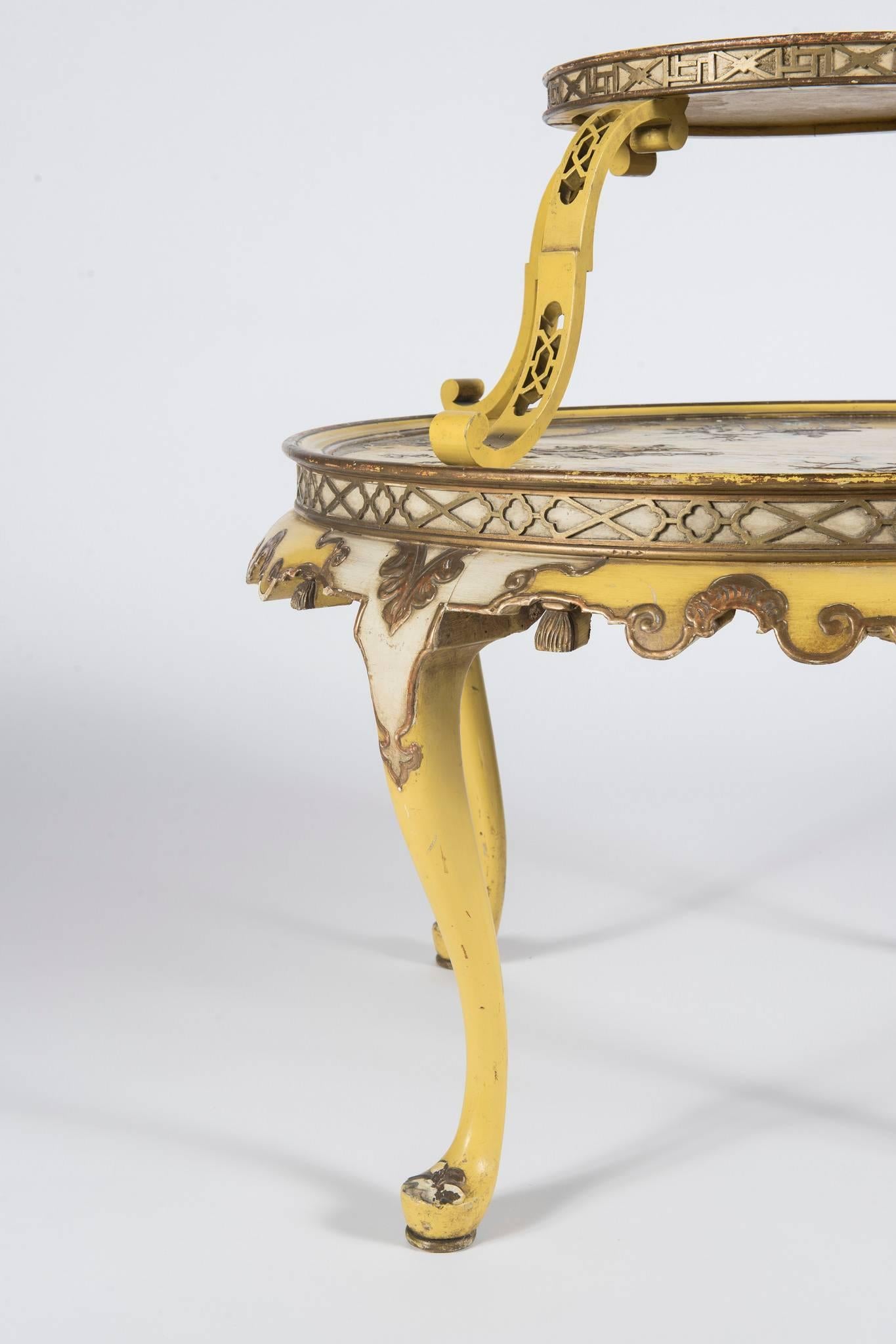 Zweistöckiger italienischer chinesischer Tisch im Chippendale-Stil (Geschnitzt) im Angebot