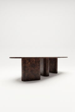 LANGHAM - Table de salle à manger sculpturale en loupe de noyer ; plaquée avec une finition ultra-brillante