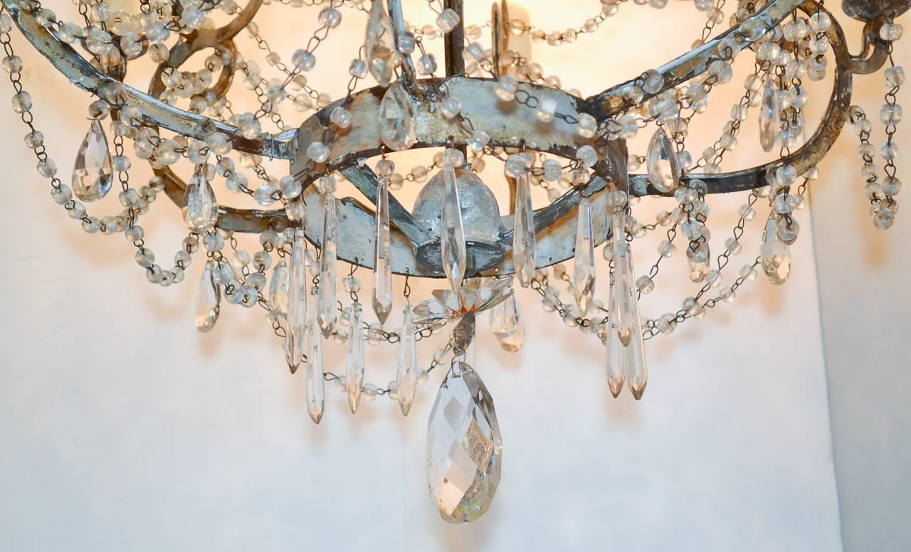 Schöner 18-flammiger italienischer Kristallkronleuchter mit Perlen. Interessanter Rahmen im Stil eines Käfigs mit sechs Stapeln von Kerzenlichtern und wunderschön verziert mit perlenbesetzten Kristallständern und Tropfenprismen. 