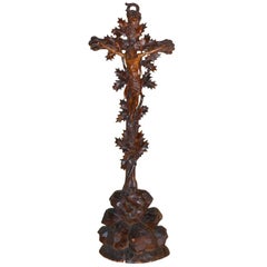 Crucifix en noyer sculpté du 19e siècle provenant de Suisse