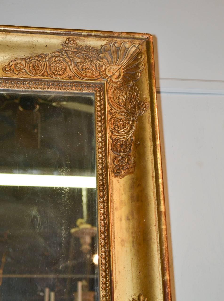 Affascinante specchio francese Napoleone III in legno dorato con bella cornice intagliata e rifiniture a uovo e dardo. Con una meravigliosa finitura dorata invecchiata, di dimensioni e proporzioni desiderabili e con linee pulite.