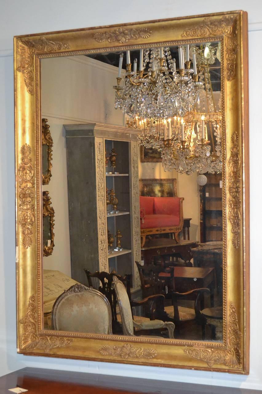 Specchio in legno dorato francese Napoleone III del XIX secolo In condizioni buone in vendita a Dallas, TX