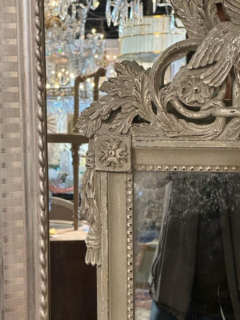 19. Jahrhundert Französisch Louis XVI-Stil geschnitzt und bemalt Petite Mirror im Zustand „Gut“ im Angebot in Dallas, TX