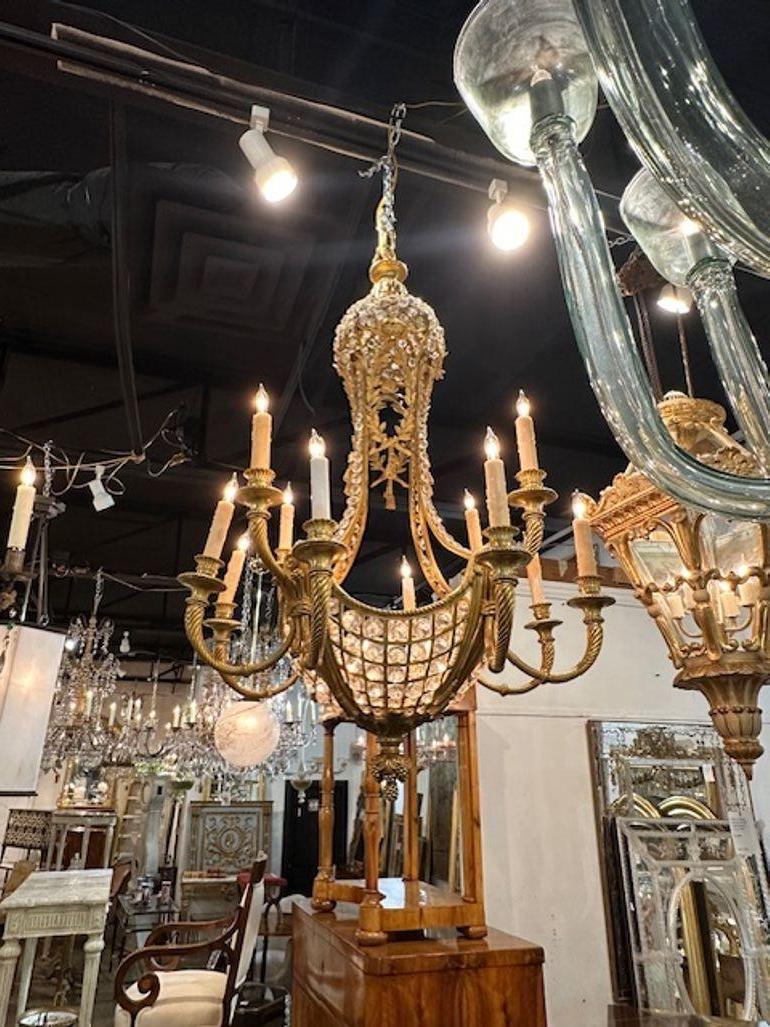 Elegante lampadario francese del XIX secolo Luigi XVI in bronzo e cristallo. Nota i dettagli molto fini della base in bronzo. Un pezzo eccezionale!