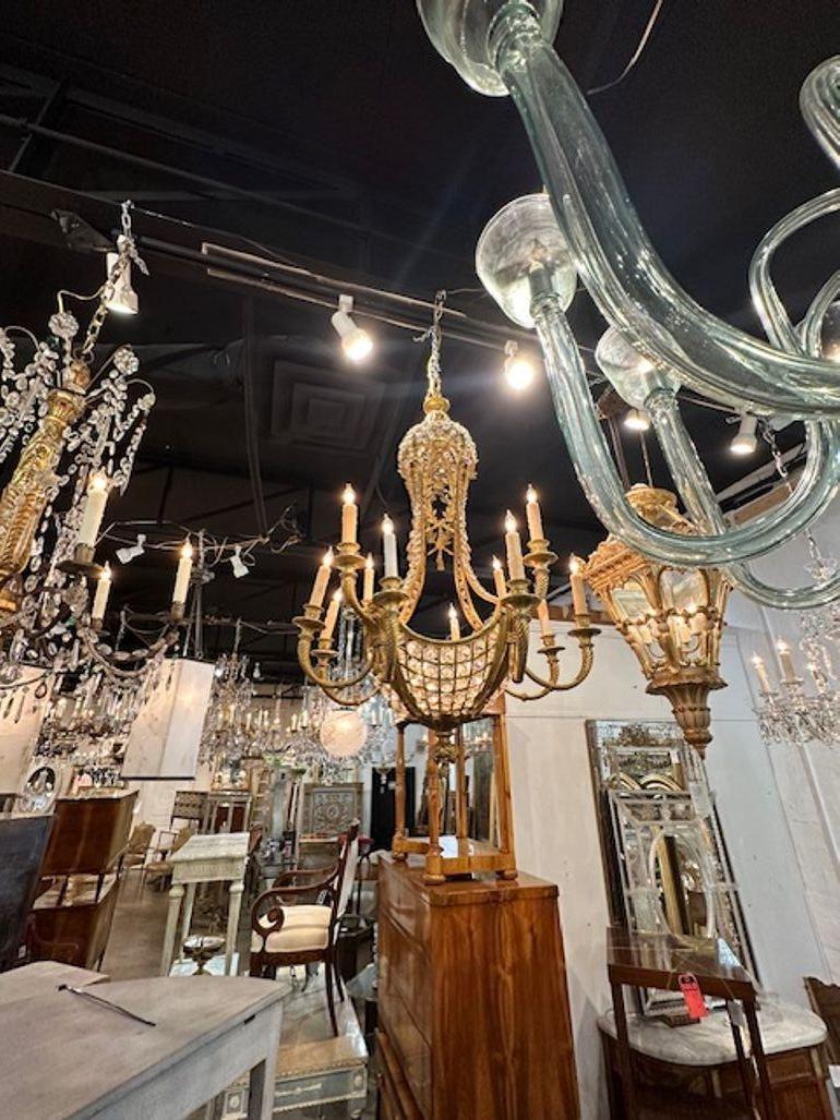 Francese Lampadario francese Luigi XVI del XIX secolo in bronzo dorato e cristallo in vendita