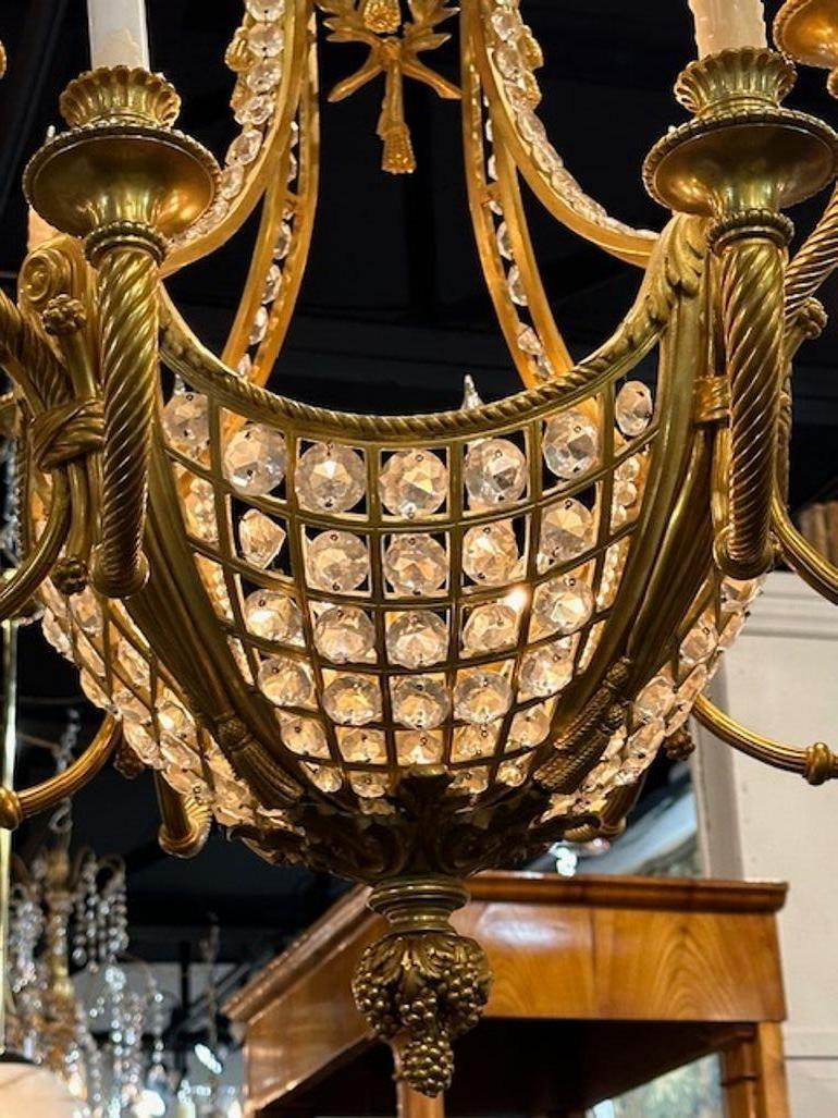 Bronzo Lampadario francese Luigi XVI del XIX secolo in bronzo dorato e cristallo in vendita