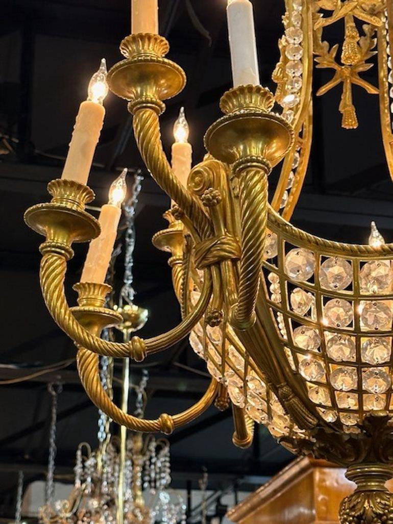 Lampadario francese Luigi XVI del XIX secolo in bronzo dorato e cristallo in vendita 1