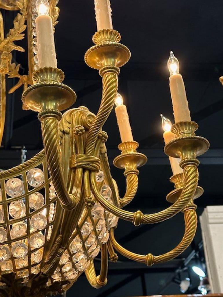 Lampadario francese Luigi XVI del XIX secolo in bronzo dorato e cristallo in vendita 2