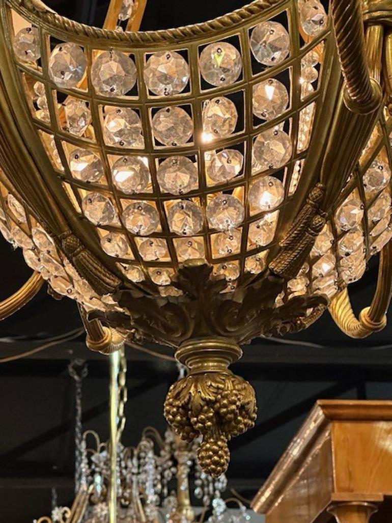 Lampadario francese Luigi XVI del XIX secolo in bronzo dorato e cristallo in vendita 3