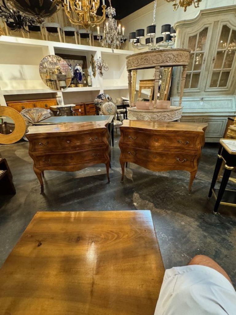 Grande coppia di commodes in noce a forma di bombe del XIX secolo. Nota il grazioso motivo a intarsio di questi oggetti. Circa 1870. Adorabile!!!
48w x 20d x 35h