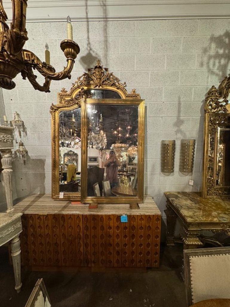 Le miroir de bistrot 19e siècle transitionnel en laiton antique est une pièce de style qui dépeint l'élégance et dégage un charme intemporel. La finition du cadre en laiton antique ajoute une touche de sophistication, tandis que le style