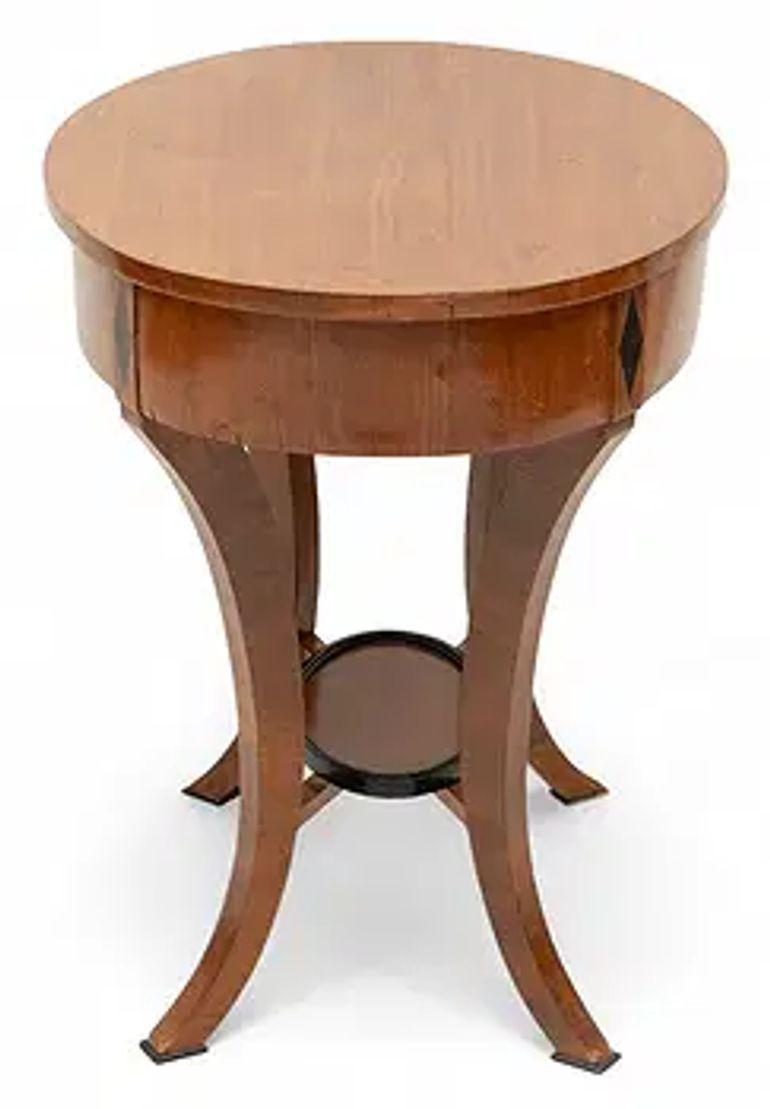 19th Century Austrian Mahogany Oval Biedermeier Table For Sale 1
