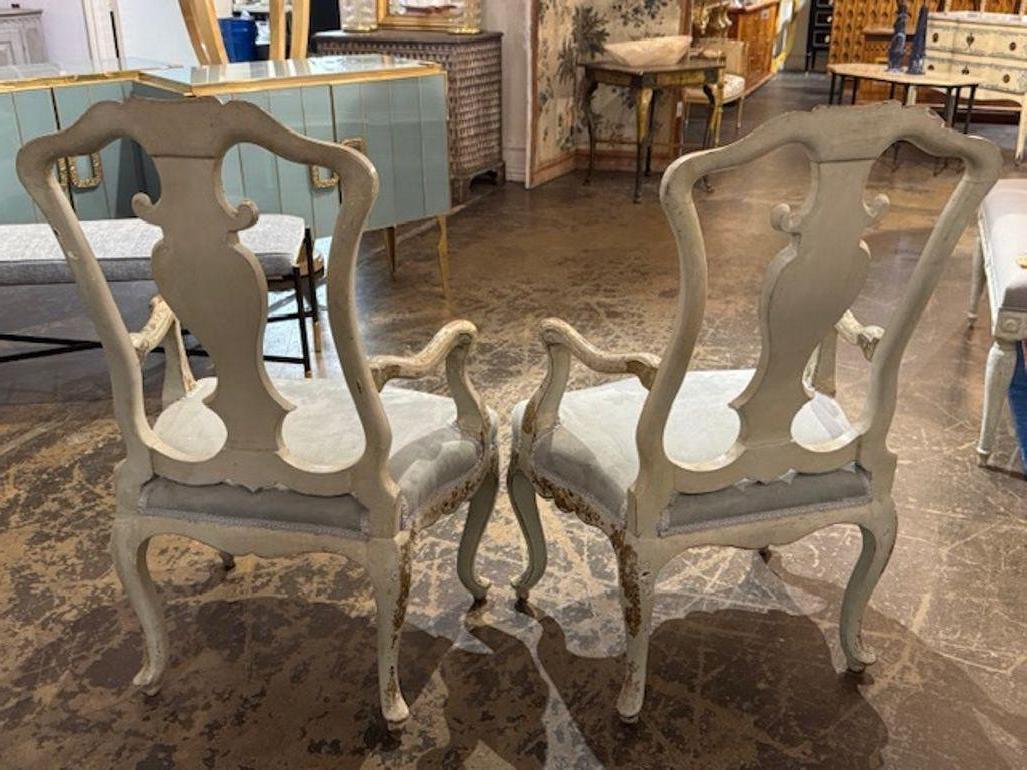 Questi oggetti inglesi laccati color crema del XIX secolo  Le poltrone con design Chinoiserie mostrano dettagli intricati e artigianali. Questa coppia trasuda eleganza e raffinatezza, rendendola un'aggiunta di stile a qualsiasi casa.  Davvero