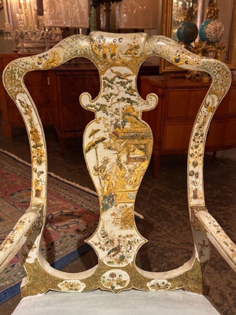 Dipinto a mano Poltrone Chinoiserie inglesi del XIX secolo laccate color crema in vendita