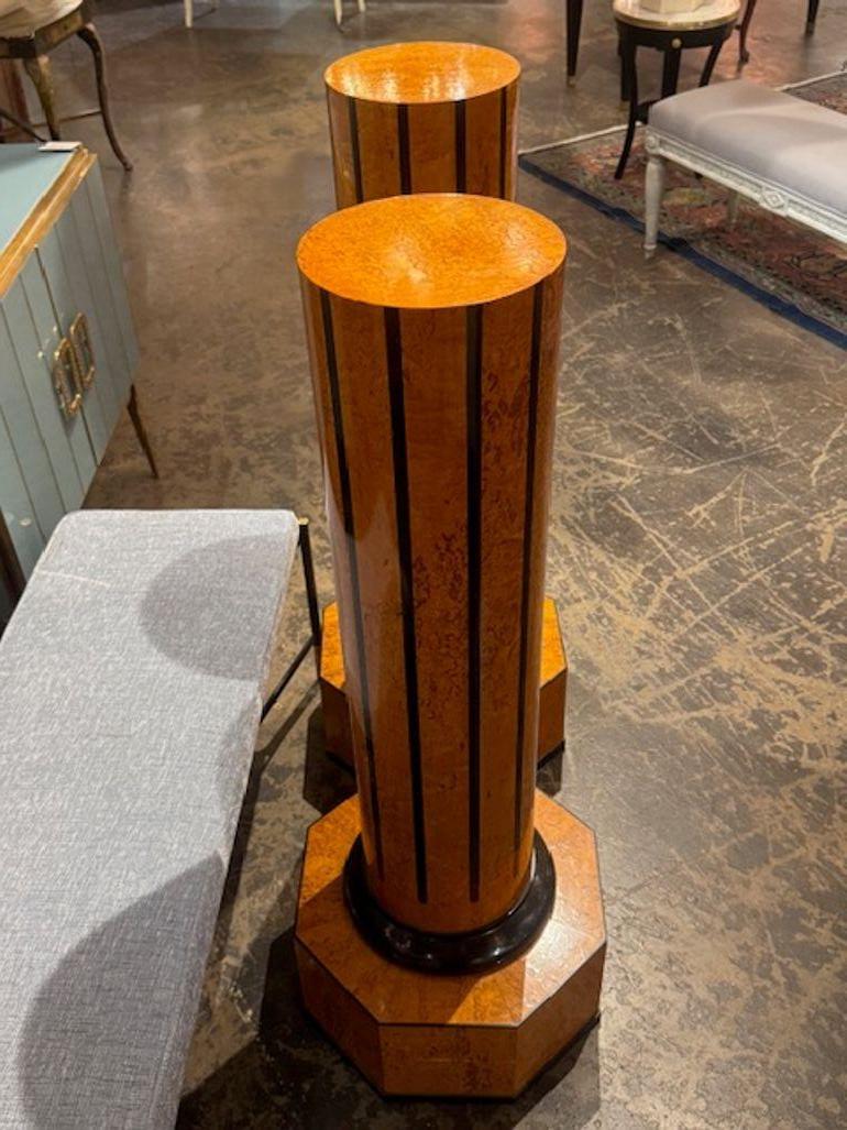 Ce produit est une paire de piédestaux russes anciens en bois de bouleau de style néoclassique avec des détails ébonisés. Dotés d'un design classique et élégant, ces piédestaux sont parfaits pour ajouter une touche de sophistication à tout cadre