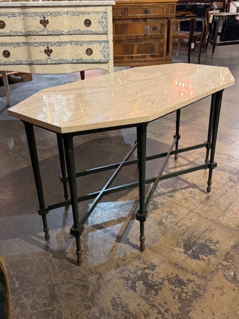 La table basse vintage italienne en travertin et acier peint est un meuble unique et élégant, parfait pour ajouter une touche de charme rétro à tout espace de vie.  Le travertin, un type de pierre naturelle, ajoute une touche d'élégance et de