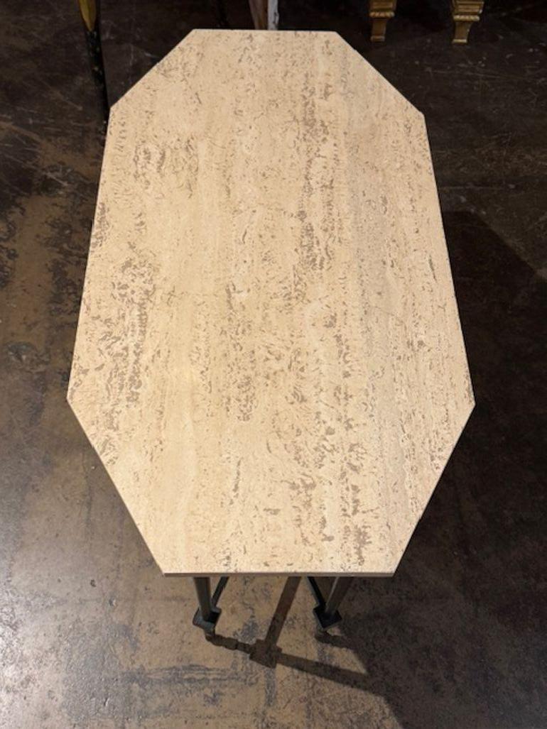 20ième siècle Table basse vintage italienne en travertin et acier peint en vente