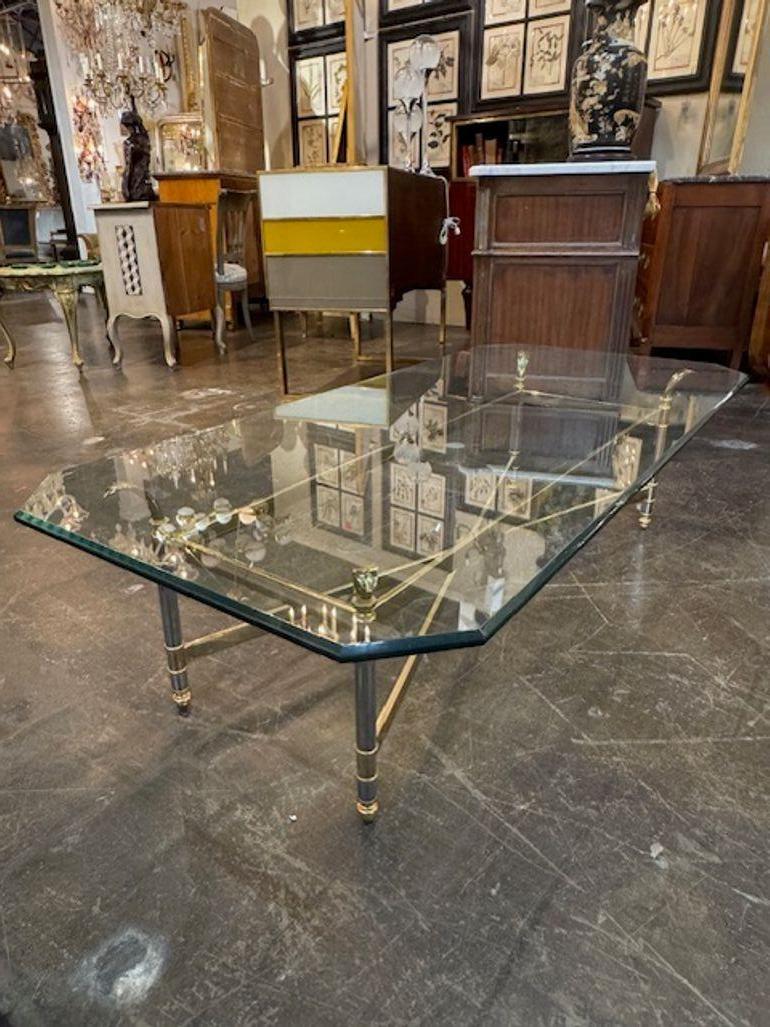 Mesa de centro vintage francesa estilo Maision Jansen de latón, cromo y cristal Francés en venta