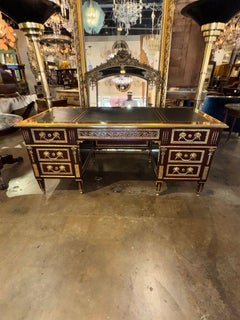 Bureau plat de style Louis XVI en acajou et bronze doré