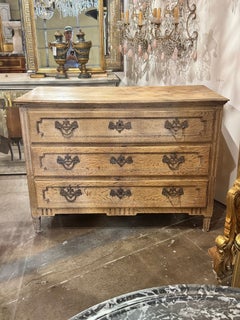 XVIIIe siècle Commode française de style Louis XVI en chêne blanchi