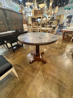 XIX sec. Tavolo da centro in noce italiano