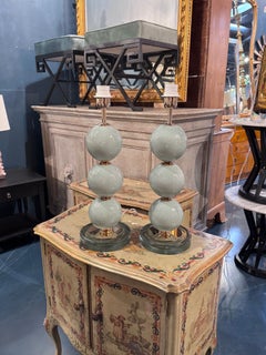 Paire de lampes en verre de Murano de couleur vert pâle, en forme de boule