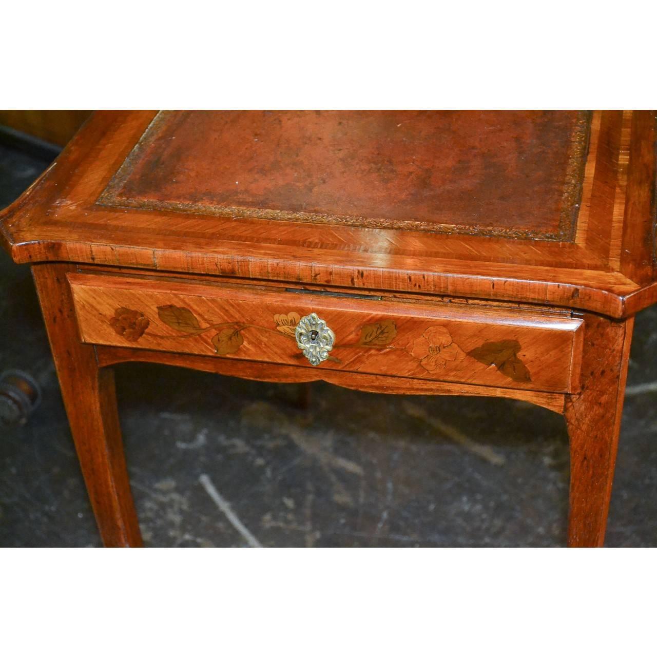 Fine French Louis XV side table with beautiful leather top, circa 1870.
Made of much sought after kingwood. One drawer.
A jewel!

Measure: 25 inches wide x 26 inches height x 18 inches deep.