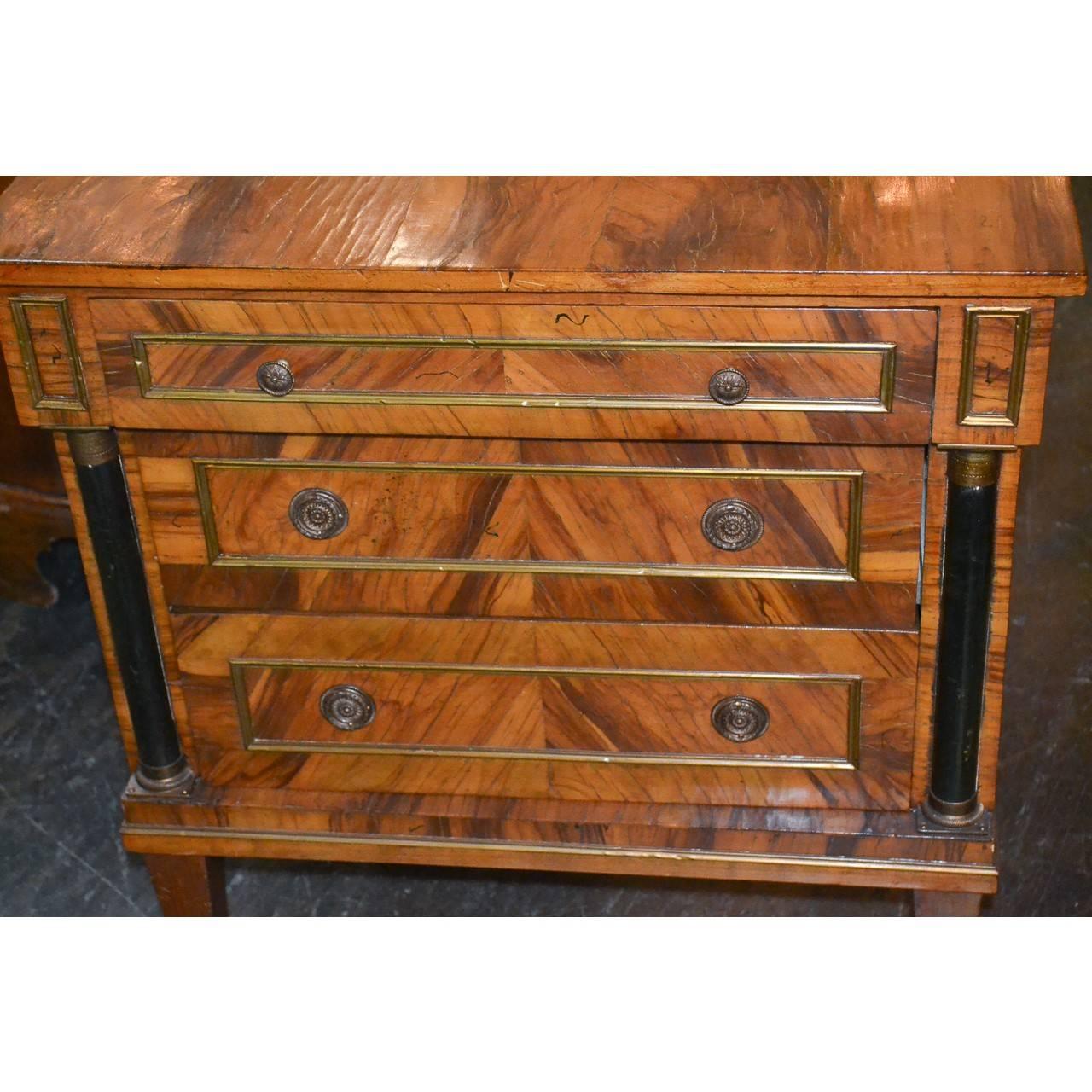 Beautiful petite burl walnut and ebonized chest.

Measure: 27 inches wide x 28 inches height x 14.5 inches deep

Slight age ripping on top veneer.