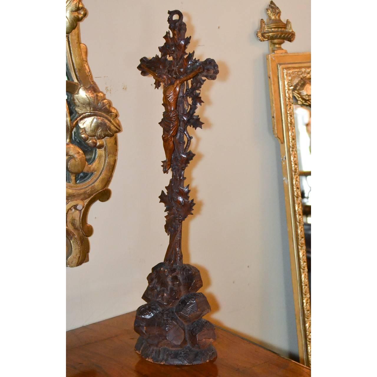 Crucifix en noyer sculpté du 19e siècle provenant de Suisse Bon état - En vente à Dallas, TX