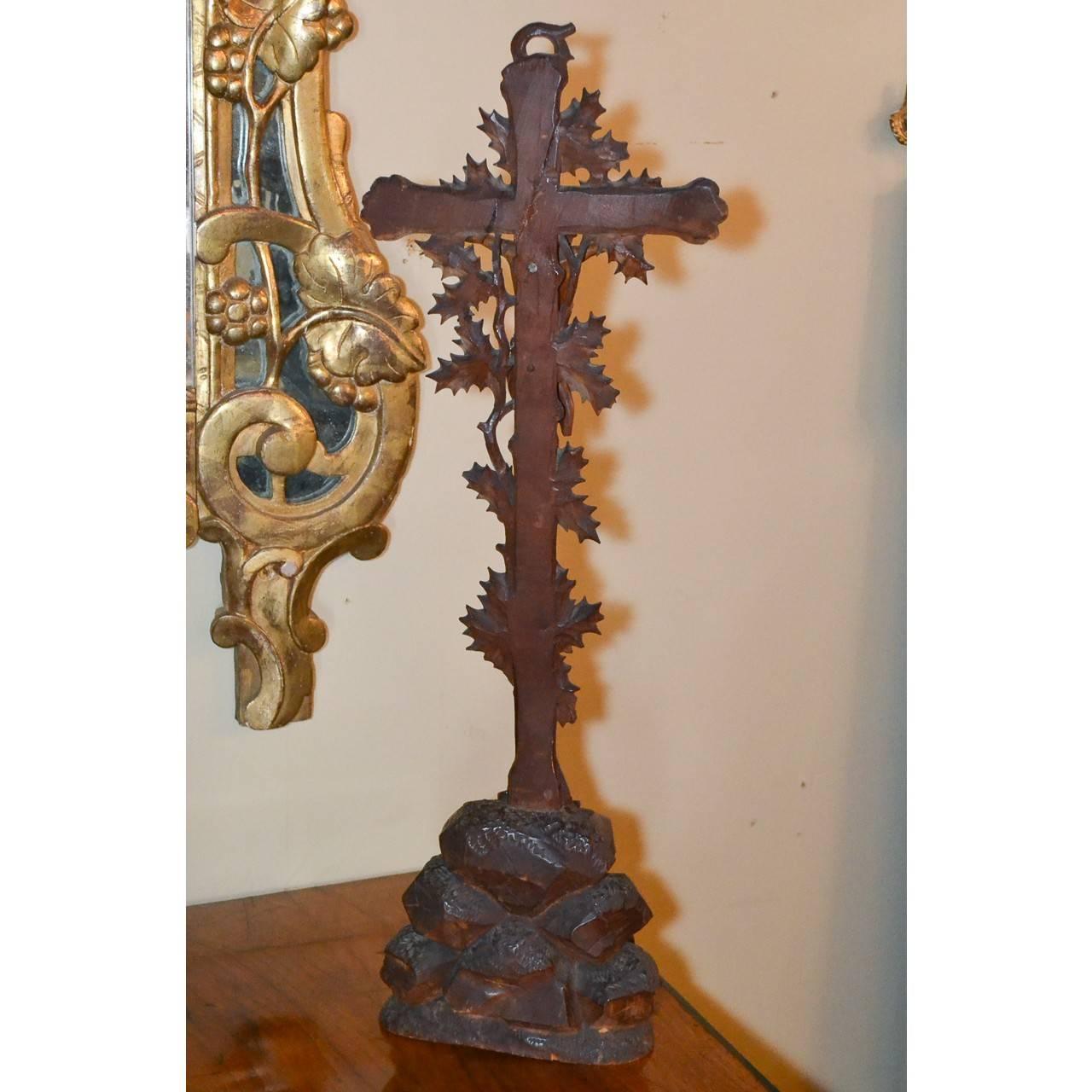 Geschnitztes Kruzifix aus Nussbaumholz aus der Schweiz aus dem 19. Jahrhundert (Handgeschnitzt) im Angebot