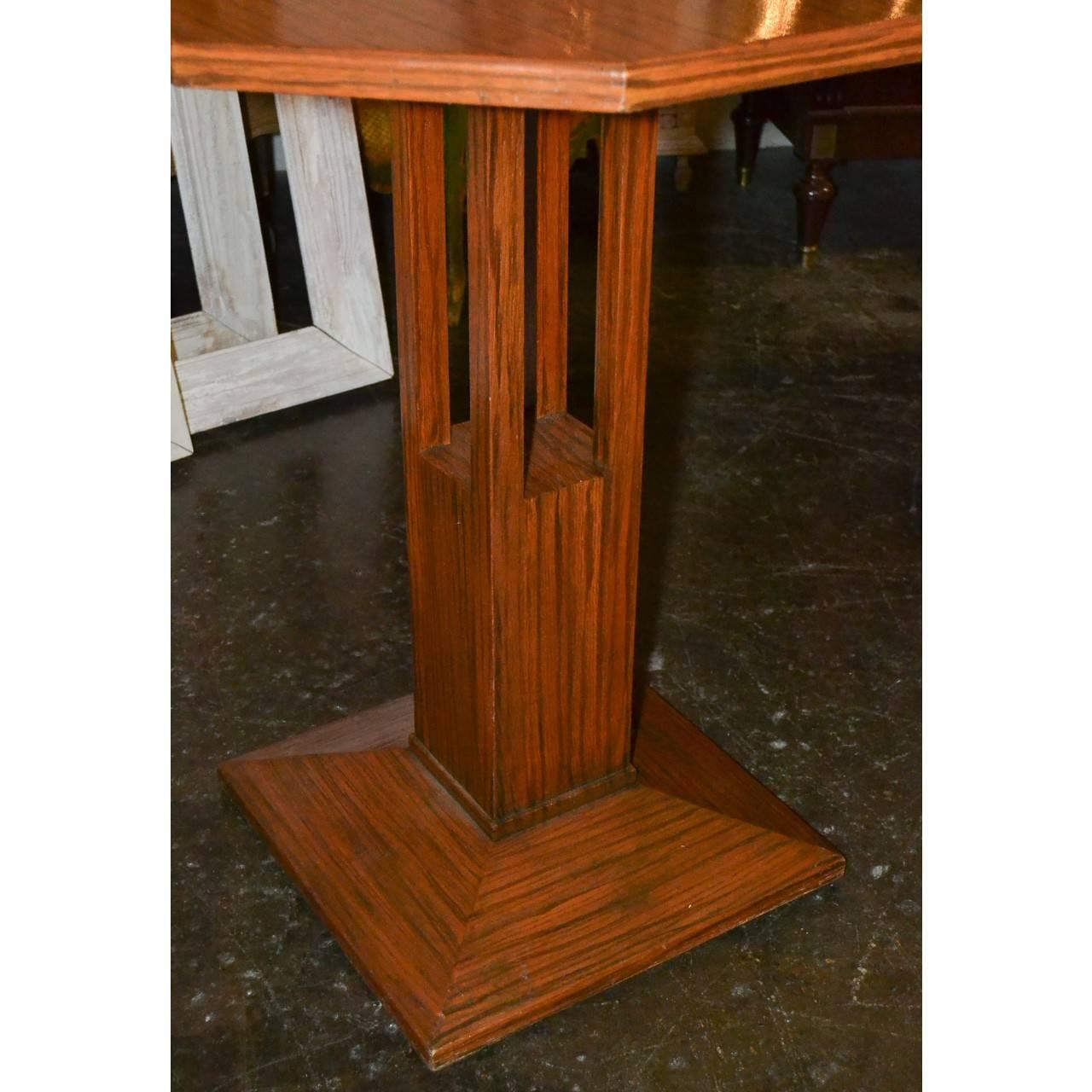 Nice quality Mid-century tiger oak table or display stand/pedestal with octagonal shaped top,

circa 1940.
 