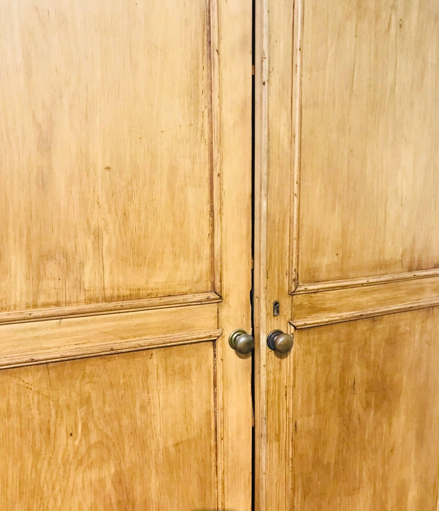 Fabulous country look!

Antique English carved pine corner cabinet. The carved dentil cornice atop four simplistic cupboard doors each with brass pulls and inset panels. 

The whole on shaped bracket feet.

Finely aged patina.

circa 1860.