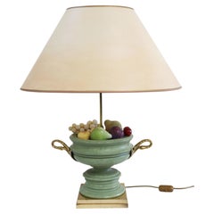 Lámpara de mesa grande de estilo Hollywood Regency con un ramo de frutas de piedra, Italia, década de 1970
