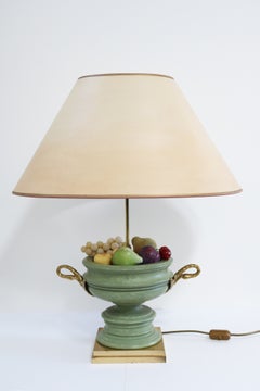 Lámpara de mesa grande de estilo Hollywood Regency con un ramo de frutas de piedra, Italia, década de 1970