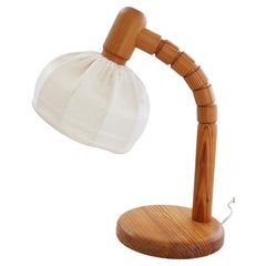 Lámpara de mesa de madera de pino con brazo oscilante de Solbackens Svarveri, de mediados de siglo, Suecia, década de 1970