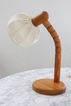 Lámpara de mesa de madera de pino con brazo oscilante de Solbackens Svarveri, de mediados de siglo, Suecia, década de 1970